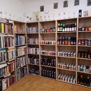 Beers & Books  Egyedi antikvárium Budapesten fotók